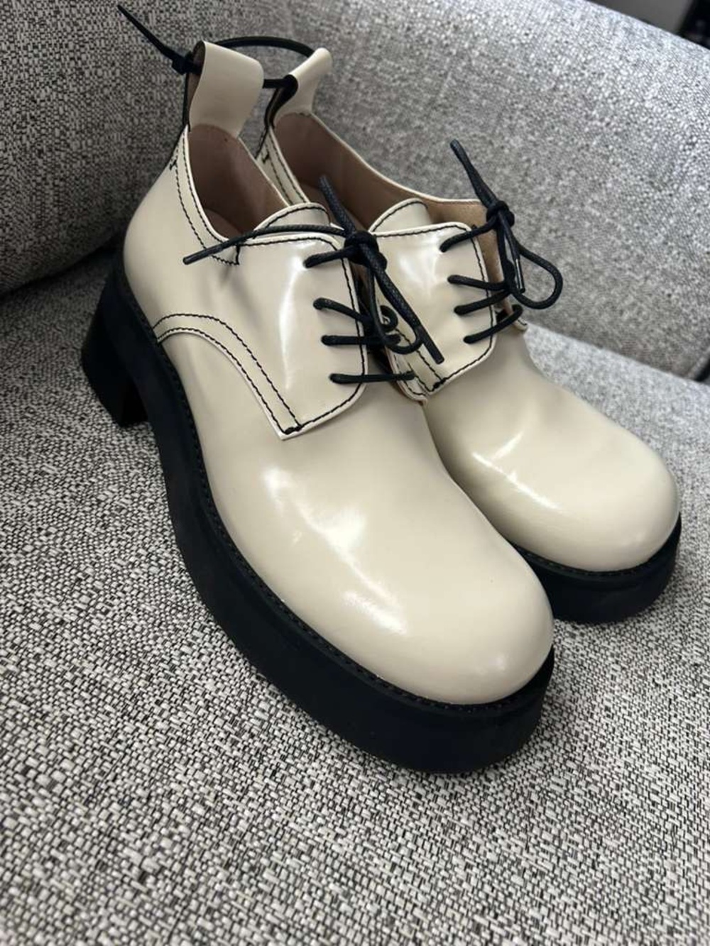 Shoes are the Maud model of the brand E8 by Miista